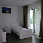 아파트 & Burglesum *